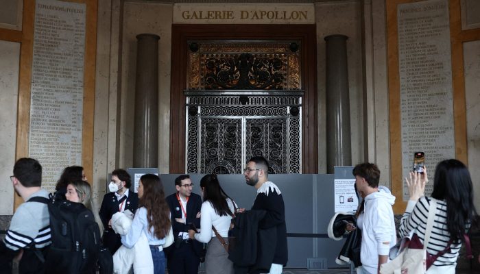 2025-10-22t083734z-863607392-rc2wgha9k1ec-rtrmadp-3-france-crime-louvre