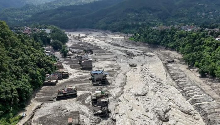 26ago2026---casas-parcialmente-submersas-apos-inundacoes-repentinas-em-trishuli-bazar-no-nepal-1787740462977_v2_900x506
