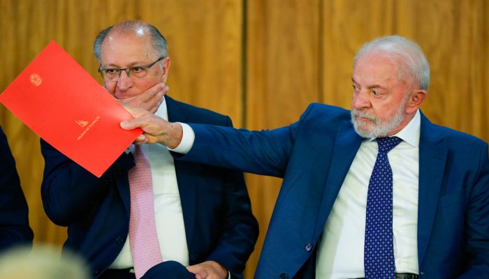 LULA BRASÍLIA DF 13.08.2025  LULA/ ANÚNCIO MEDIDAS PARA SOCORRER EMPRESAS ATINGIDAS POR TARIFAÇO POLÍTICA -  Uma semana depois de o tarifaço imposto pelos Estados Unidos aos produtos brasileiros entrar em vigor, o presidente da República Luiz Inácio Lula da Silva  anunciou nesta quarta-feira, 13, as medidas do chamado “plano de contingência”, a fim de mitigar os efeitos da sobretaxa e socorrer as empresas atingidas. Entre as propostas estão uma linha de crédito de R$ 30 bilhões para empresas afetadas, aumento de compras governamentais, adiamento de impostos e a reforma do Fundo de Garantia à Exportação (FGE). Na foto, o vice-presidente Geraldo Alckmin e o presidente Lula.  FOTO: WILTON JUNIOR/ESTADÃO