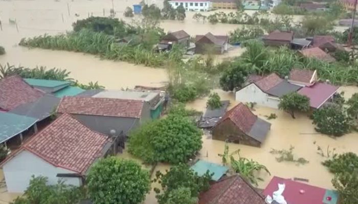 Vietnam braces for more rain as death toll from floods climb