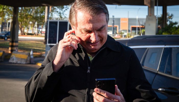 Ex-presidente-Jair-Bolsonaro-fala-ao-celular-telefone-mensagem-Metropoles-6-1200x800