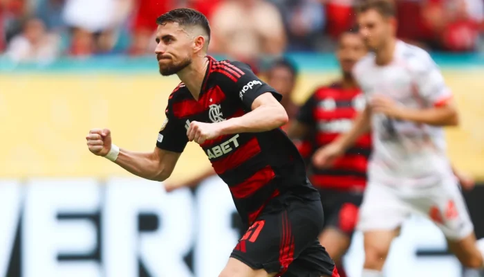 Jogadores-do-Flamengo-com-pressa-apos-gol