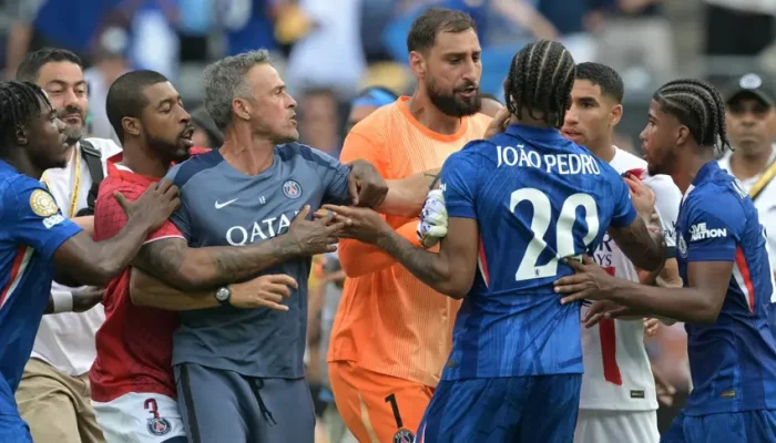 Luis-Enrique-agride-Joao-Pedro-apos-a-final-entre-Chelsea-e-PSG-do-Mundial-de-Clubes-1920x1280