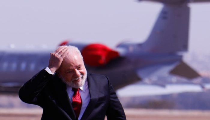 O presidente Luiz Inácio Lula da Silva (PT) ) durante a  cerimônia “A Vida, a Obra e os Valores de Santos Dumont em 6 Atos”, promovida pela FAB (Força Aérea Brasileira), na Base Aérea de Brasília. O vice-presidente e ministro da Indústria e Comércio, Geraldo Alckmin (PSB), e a ministra do Planejamento, Simone Tebet, também participam do evento. Atores com roupas de época representam o aviador Santos Dumont, durante a cerimonia. Sérgio Lima/Poder 360 20.Jul.2023