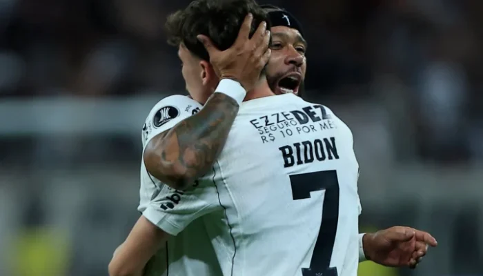 Memphis-e-Breno-Bidon-comemoram-gol-do-Corinthians-aspect-ratio-512-320