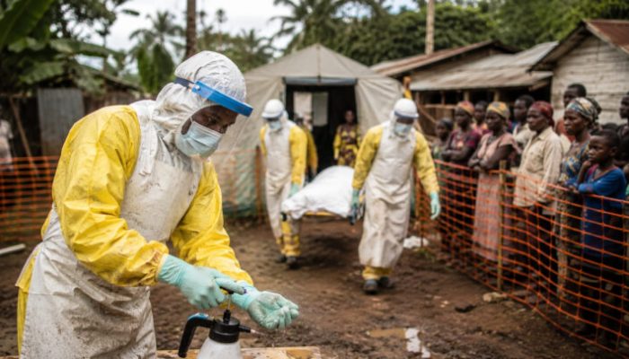 OMS-declara-emergencia-internacional-apos-avanco-de-novo-surto-de-Ebola-e-temor-de-disseminacao-global-cresce