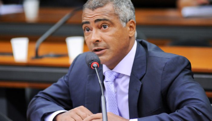 C. E. que cria o Programa de Fortalecimento dos Esportes Olímpicos - PROFORTE (PL 6753/13). Audiência pública para debater a situação econômica dos Clubes de Futebol, das Confederações e das Federações Olímpicas no Brasil, com especialistas em orçamento esportivo. 

Deputado federal Romário (PSB-RJ).