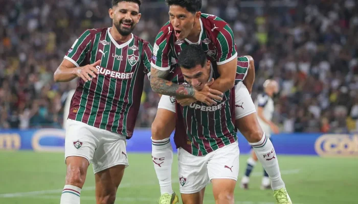 Serna-celebra-com-os-companheiros-o-gol-da-vitoria-do-Fluminense-diante-do-Remo-scaled-aspect-ratio-512-320