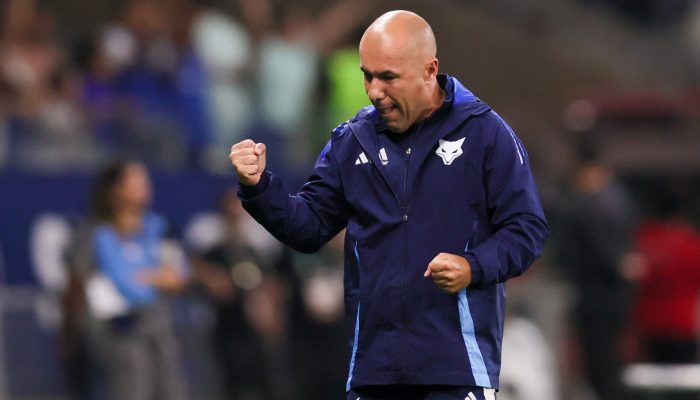 agif25101821392919 MG - BELO HORIZONTE - 18/10/2025 - BRASILEIRO A 2025, CRUZEIRO X FORTALEZA - Leonardo Jardim tecnico do Cruzeiro comemora gol durante partida contra o Fortaleza no estadio Mineirao pelo campeonato Brasileiro A 2025. Foto: Gilson Lobo/AGIF