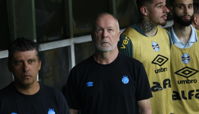 agif25101921090037 BA - SALVADOR - 19/10/2025 - BRASILEIRO A 2025, BAHIA X GREMIO - Mano Menezes tecnico do Gremio durante partida contra o Bahia no estadio Arena Fonte Nova pelo campeonato Brasileiro A 2025. Foto: Marcio Jose/AGIF
