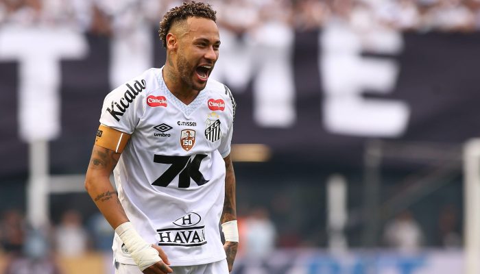 SP - SANTOS - 07/12/2025 - BRASILEIRO A 2025, SANTOS X CRUZEIRO - Neymar Jr jogador do Santos durante partida contra o Cruzeiro no estadio Vila Belmiro pelo campeonato Brasileiro A 2025. Foto: Mauricio De Souza/AGIF