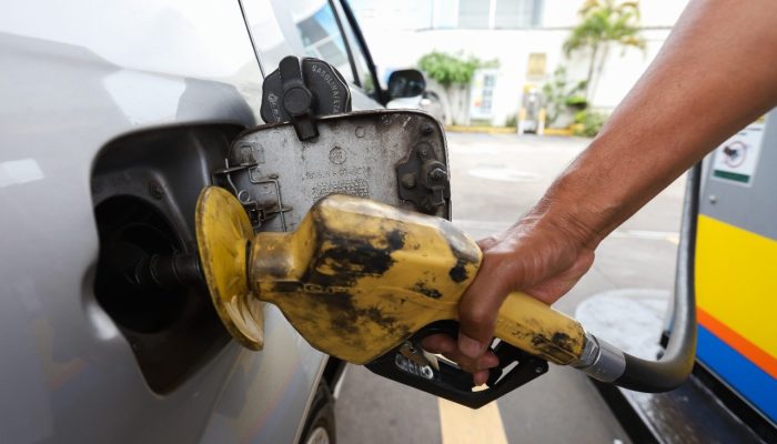 gasolina - combustível|Frentista abastece carro com gasolina. Imagem ilustrativa