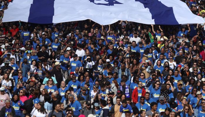 fieis-lotaram-ruas-do-centro-de-sao-paulo-na-marcha-para-jesus-com-bandeira-gigante-de-israel-1717086476007_v2_4x3