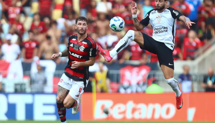 Léo Pereira e Yuri Alberto disputam a bola em jogo no Maracanã (Foto: Gilvan de Souza)