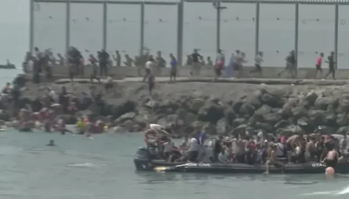 imigrantes-nadando-marrocos-espanha-ceuta-video