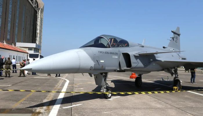 lula-batiza-primeiro-caca-gripen-produzido-no-brasil-em-ceri_-7771026477175821694.webp.1200x0_q85_crop
