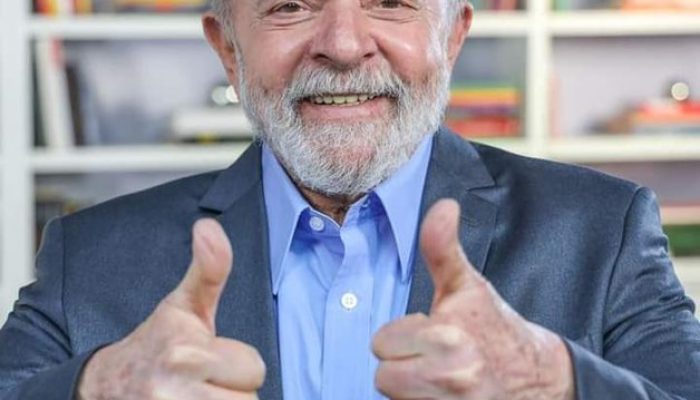 Lula dando joinha