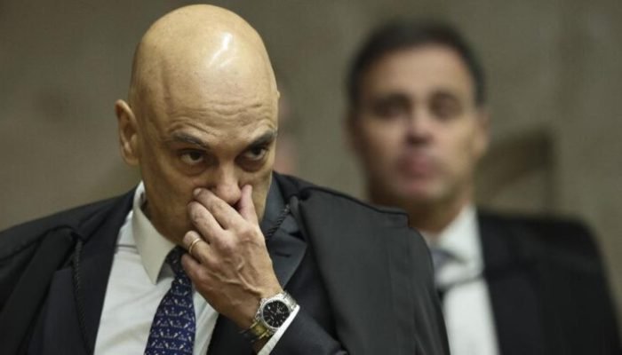 os-ministros-alexandre-de-moraes-e-andre-mendonca-durante-julgamento-no-stf-1788445953949_v2_900x506
