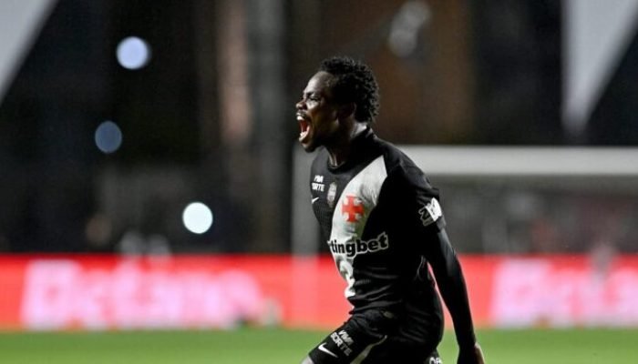 vasco-vence-vitoria-com-um-a-menos-e-abre-vantagem-na-copa-do-brasil